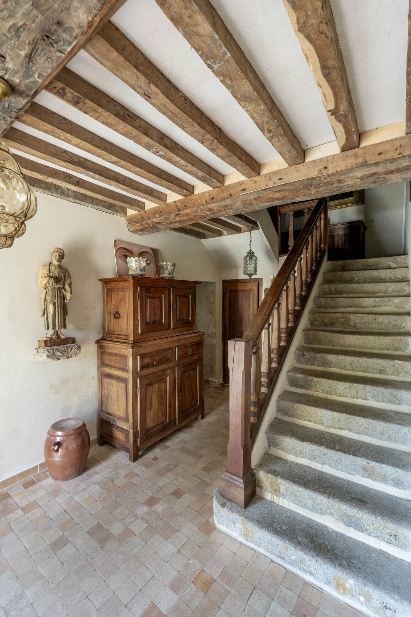 Le hall et l'escalier de pierre
